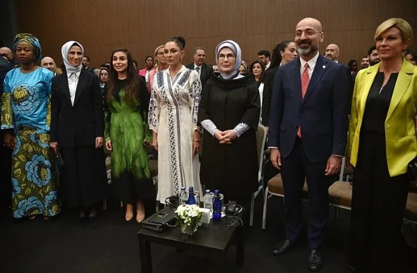 Emine Erdoğan'dan barış ve adil düzen çağrısı! 'Çocuklar uykularında bombalarla öldürülüyor'
